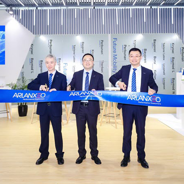 2_Ribbon-cutting-at-the-booth-opening_square.jpg Image